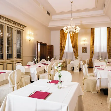 Centro Paolo Vi Готель 3*