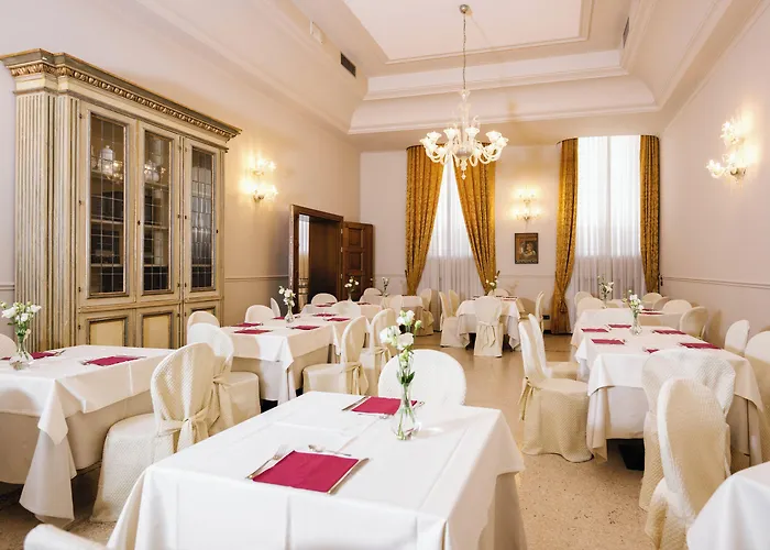 Centro Paolo Vi מלון 2*